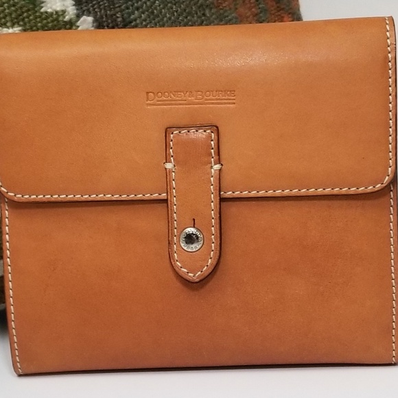 Dooney & Bourke Handbags - Dooney & Bourke Trifold day planner Wallet